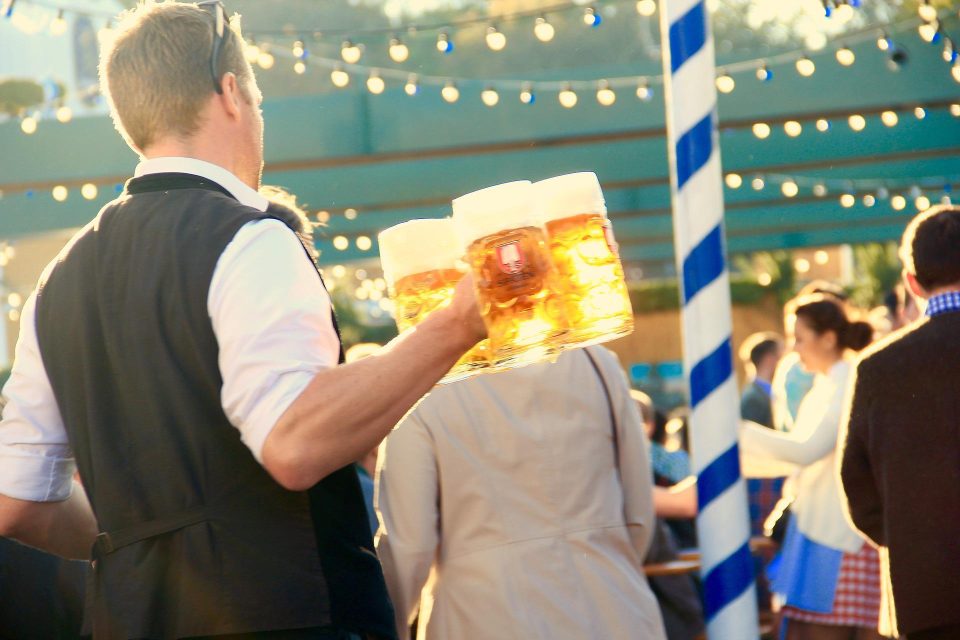 Auch im Bierzelt werden die Kellner knapp
